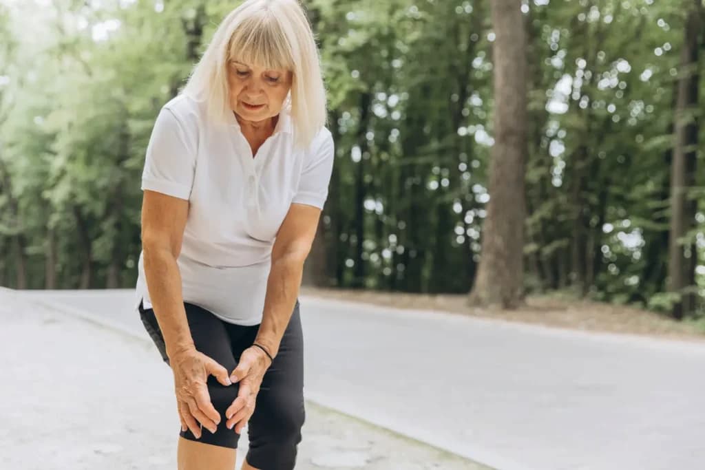 ¿Empiezas a cojear al caminar? Lo que tu cuerpo te está diciendo sobre tus articulaciones